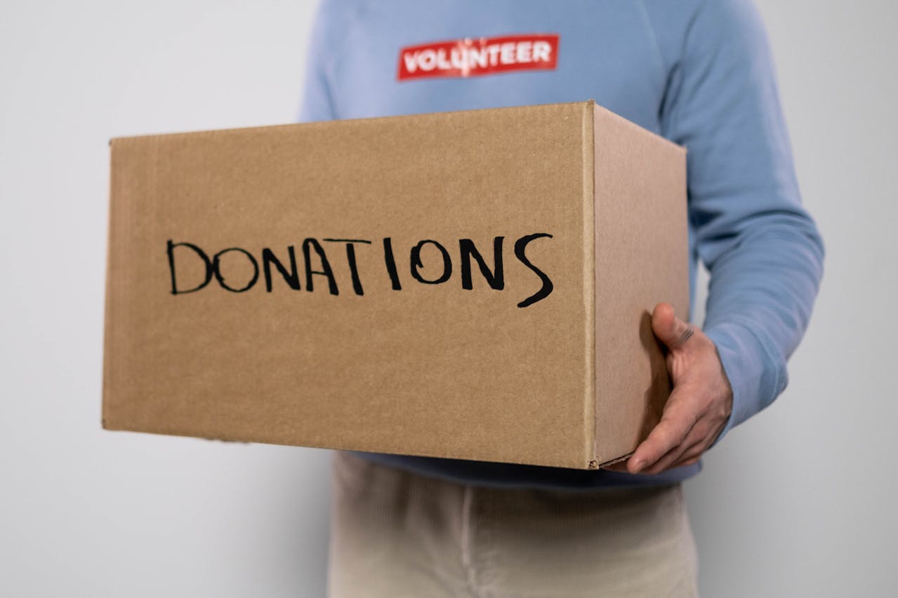 Photo by cottonbro studio: https://www.pexels.com/photo/a-volunteer-carrying-a-box-of-donations-6591164/